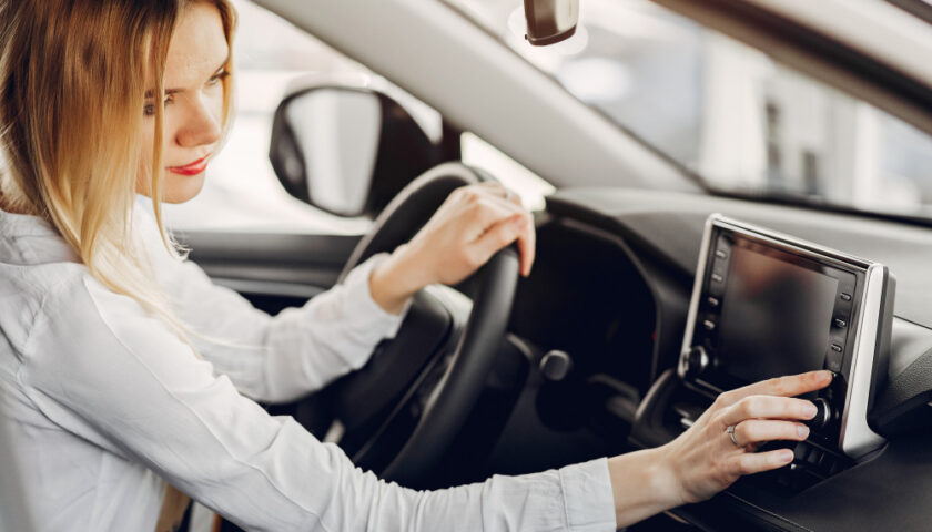 une femme essayant une voiture